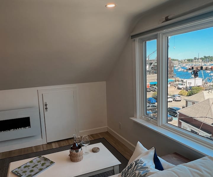 Location Views, Ac + New! 2 Bed Or 4 Bed Downtown - Salem, MA