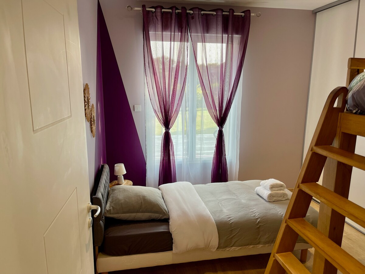 Dhomë gjumi me 2 krevate tek 90 me pamje nga kopshti