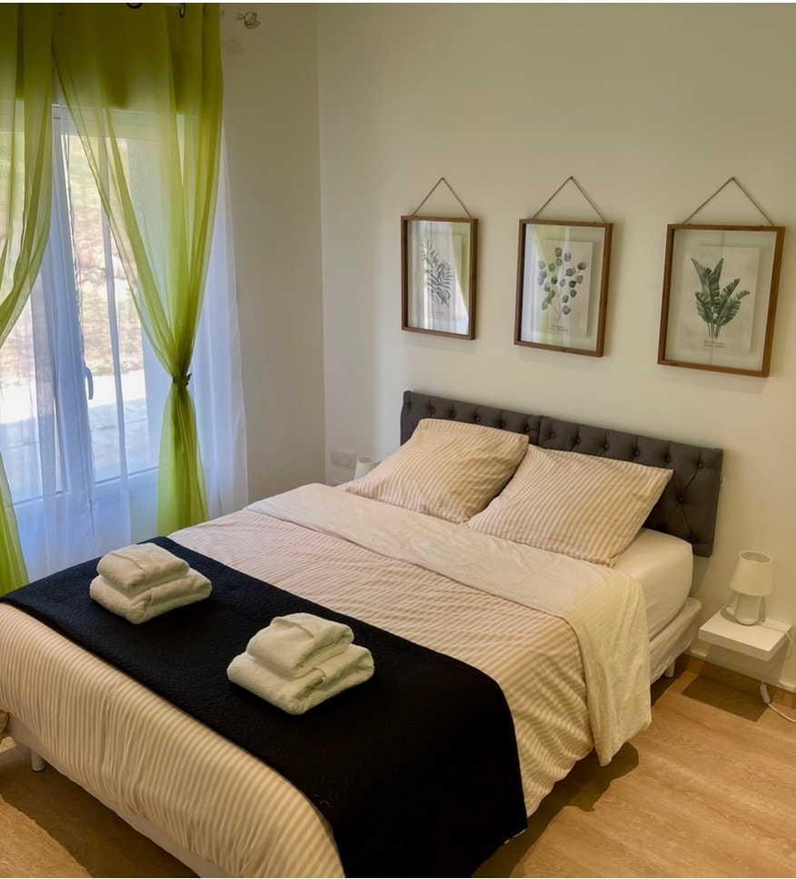 Krevat dopio 140. Pamje nga kopshti.
Për rehatinë tënde ofrohet shtroja dhe krevatet e tu bëhen pas mbërritjes. Gjithçka që duhet të bësh është të kënaqesh.