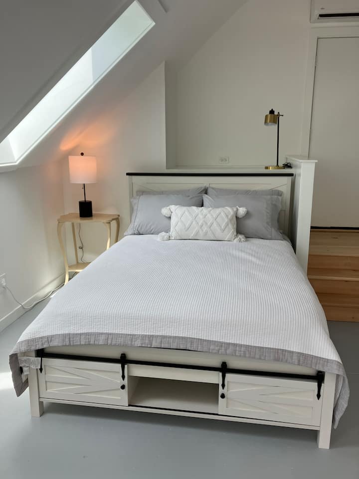 Простор за спиење со брачен кревет (широк 150-1