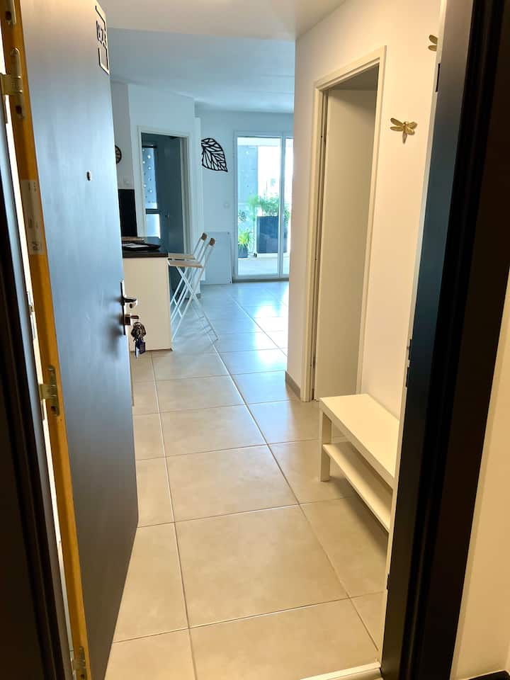 Entrée de l’appartement large et lumineux - pas de marches - plein pieds 