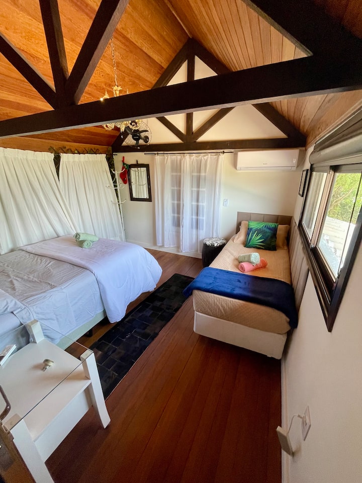 Cama de casal, cama de solteiro e ar-condicionado.