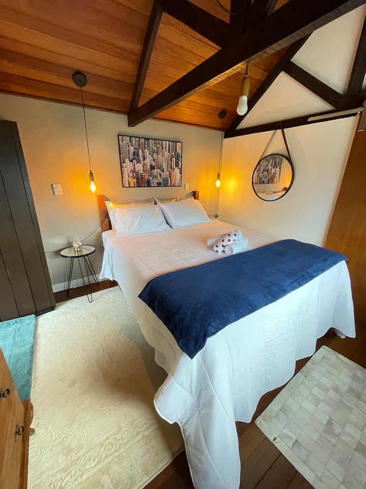 Quarto com ar-condicionado e varanda com vista 240° ampla para montanhas e mar.