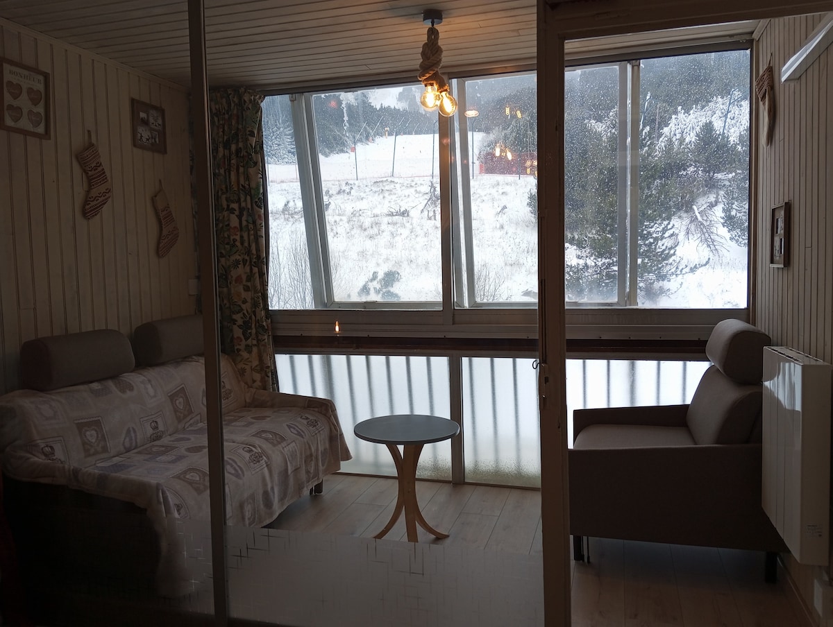 1,6*3,0 m s 3 fotelje - vrlo kvalitetni kauči (38 kg/m3 pjena). Jednostavno otvaranje, neovisno o svakoj fotelji, fotelja/meridijanu/krevetu, 2 nadmadraca 70*140 cm. Za spavanje 140*200 cm ili 2 puta 70*140 od početka do repa.