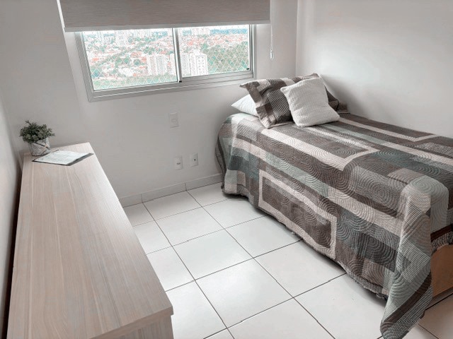 เตียงเดี่ยวและตู้เสื้อผ้าขนาดใหญ่เพื่อจัดระเบียบของใช้ส่วนตัวของคุณให้ดีขึ้น