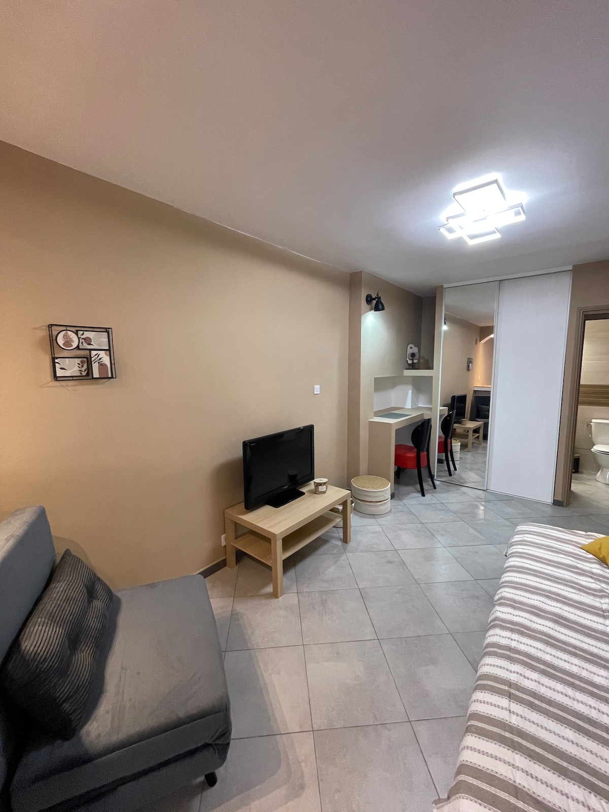 Top performing Airbnb: New air-conditioned studio in Vias