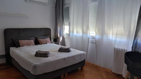 Popular Airbnb listing: Studio Sunshine, AC,WiFi, washer in Novi Zagreb Istok