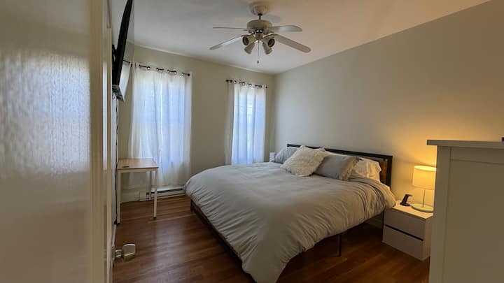 Kitanda na mito vya ukubwa wa king, kabati la kuning'iniza nguo na mizigo na kabati la kuweka nguo. Meza za pembeni ya kitanda zina vituo vya kuchaji simu za mkononi, saa na spika za masikioni zisizo na waya