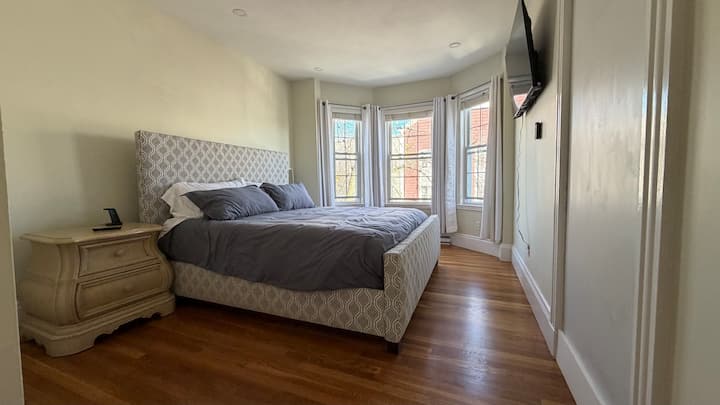 Kitanda na mito vya ukubwa wa king, televisheni ya inchi 55 iliyowekwa ukutani. Meza za kuweka simu za mkononi zina vituo vya kuchaji kwa ajili ya simu za mkononi, saa na spika za masikioni zisizo na waya.