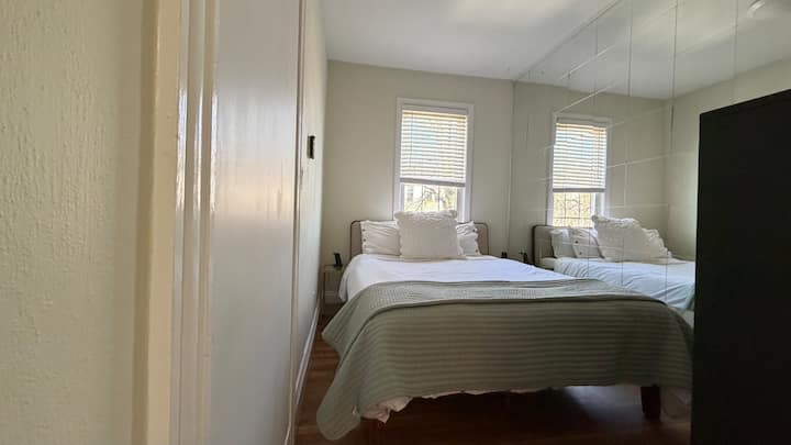 Kitanda cha malkia na runinga na kabati la nguo ambalo linaruhusu vitundikwa na droo. Meza za kuweka simu za mkononi zina vituo vya kuchaji kwa ajili ya simu za mkononi, saa na spika za masikioni zisizo na waya.