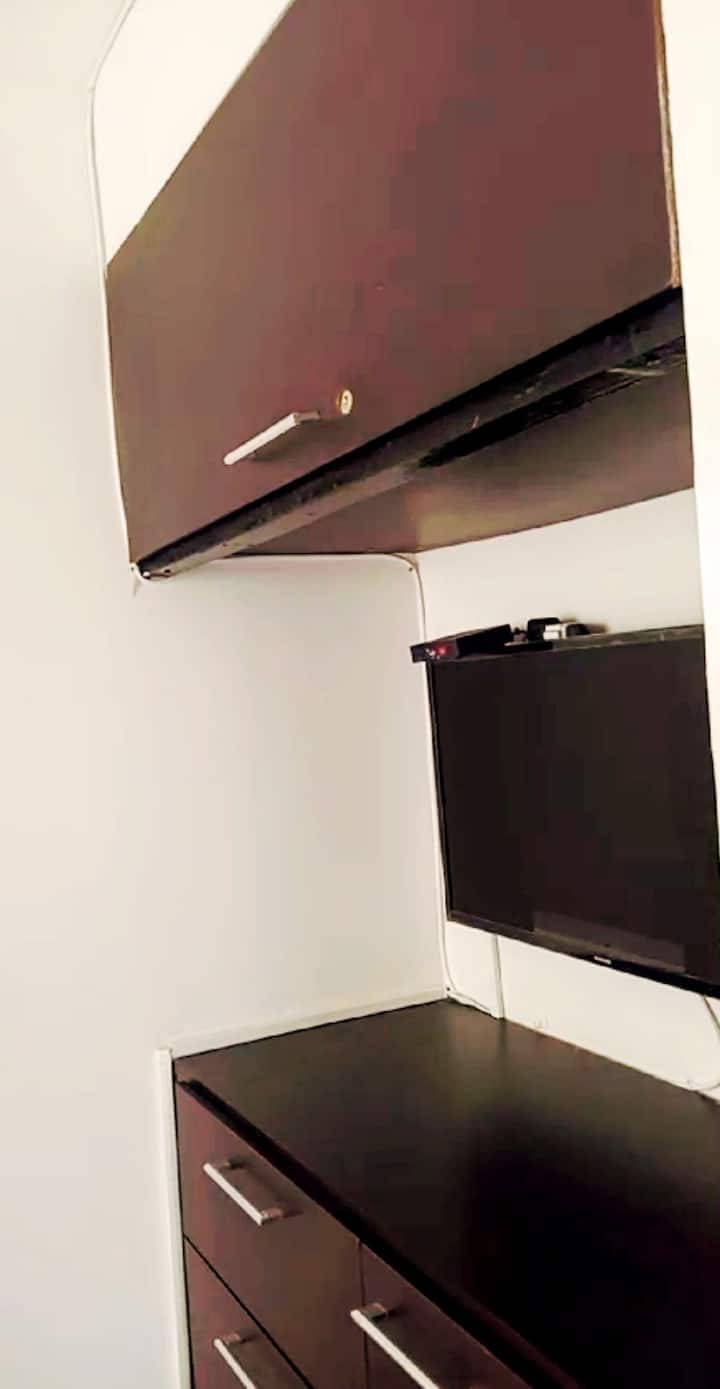 CUARTO PRINCIPAL BAÑO PRIVADO Y TV  