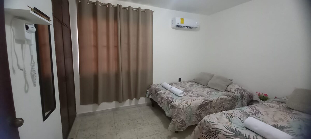 เตียงคู่ 1 หลังเตียงเดี่ยว 1 หลังตู้เสื้อผ้าสภาพอากาศกระจกไดร์เป่าผม