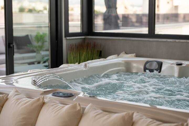 Luxurious Penthouse with Jacuzzi – Town Centre gallery image 5