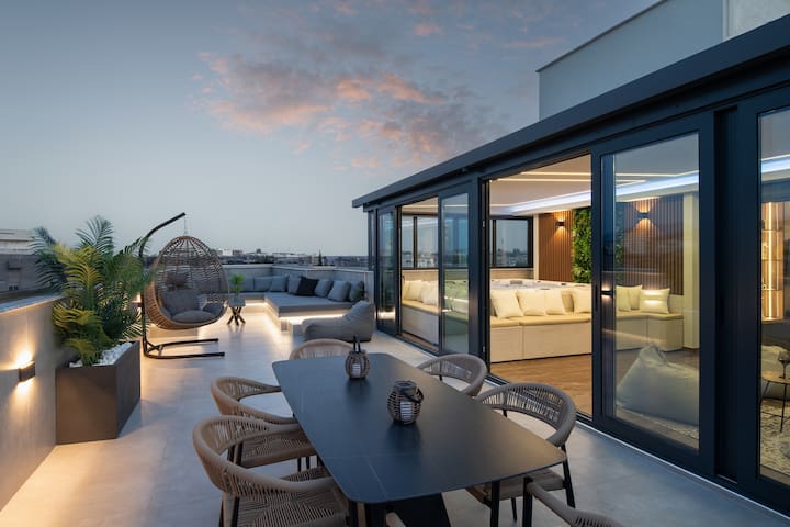 Luxurious Penthouse with Jacuzzi – Town Centre