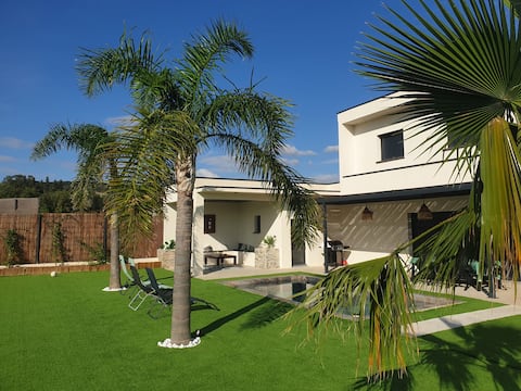 Villa 8 people pool, garden, petanque court...