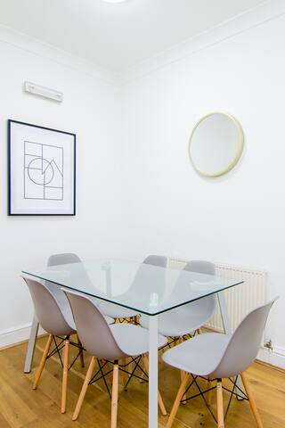 Great size 2 bed Chancery Lane gallery image 4