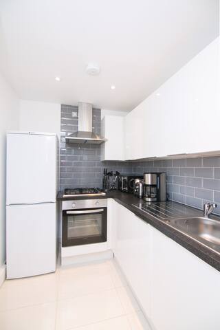 Great size 2 bed Chancery Lane gallery image 5