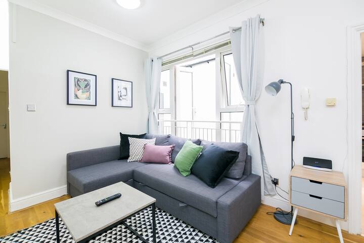 Great size 2 bed Chancery Lane gallery image 2