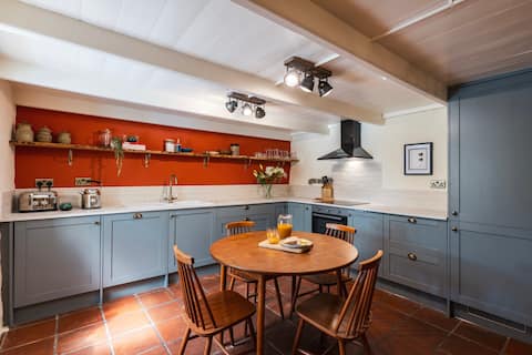 Farm Cottage: Log Fire, Hot Tub, Beach Walk, Dogs