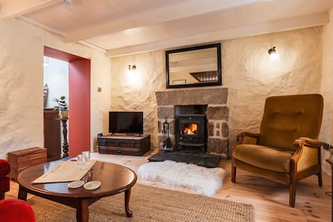 Farm cottage: log fire/hot tub/dogs/5 min to beach