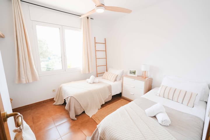 Спалня 2 е на долния етаж и има изглед към басейна.
Леглото може да бъде конфигурирано като 2 единични или едно двойно легло.