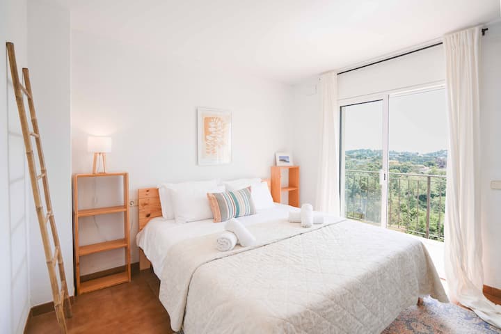 Главна спалня на горния етаж с отворен план.