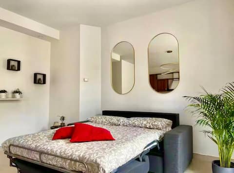 Popular Airbnb listing: 30 m from the lake • Private garden for relaxing in Dervio