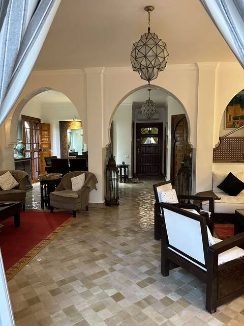 Successful Airbnb property: Riad with housekeeper and pool in Arrondissement D'annakhil مقاطعة النخيل