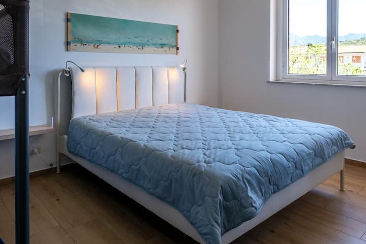 Your haven of peace, combining comfort and design.
Clean lines, a cozy bed, and a minimalist atmosphere designed for maximum rest after a day of beach time, fun, and exploring.
