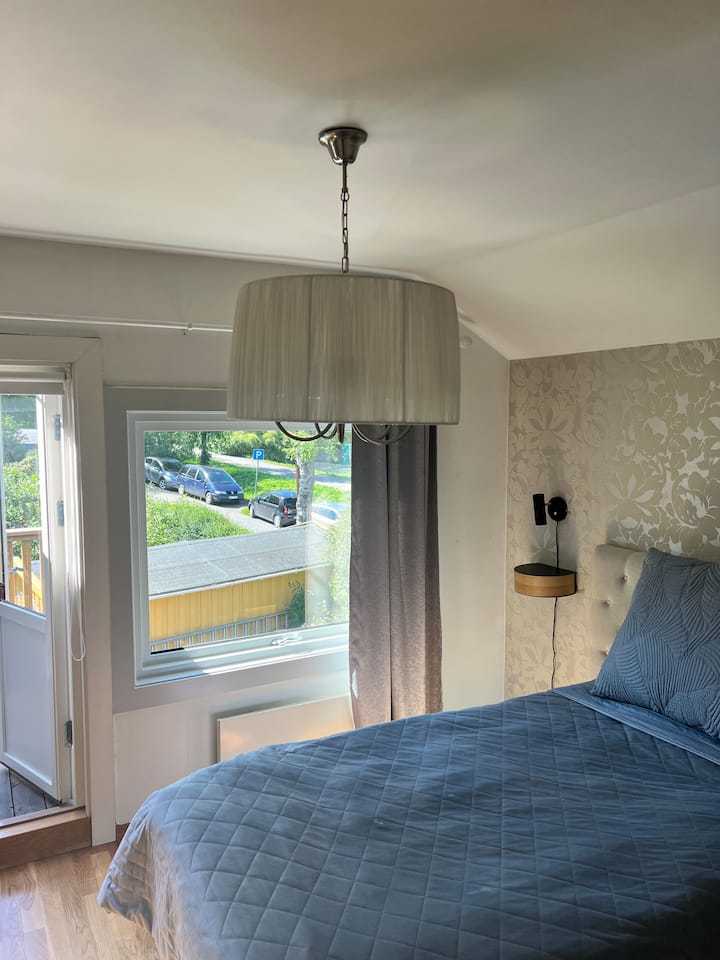 180 cm manželská posteľ s východom na balkón. Veľká šatníková skriňa s posuvnými dverami s priestorom na uloženie oblečenia.