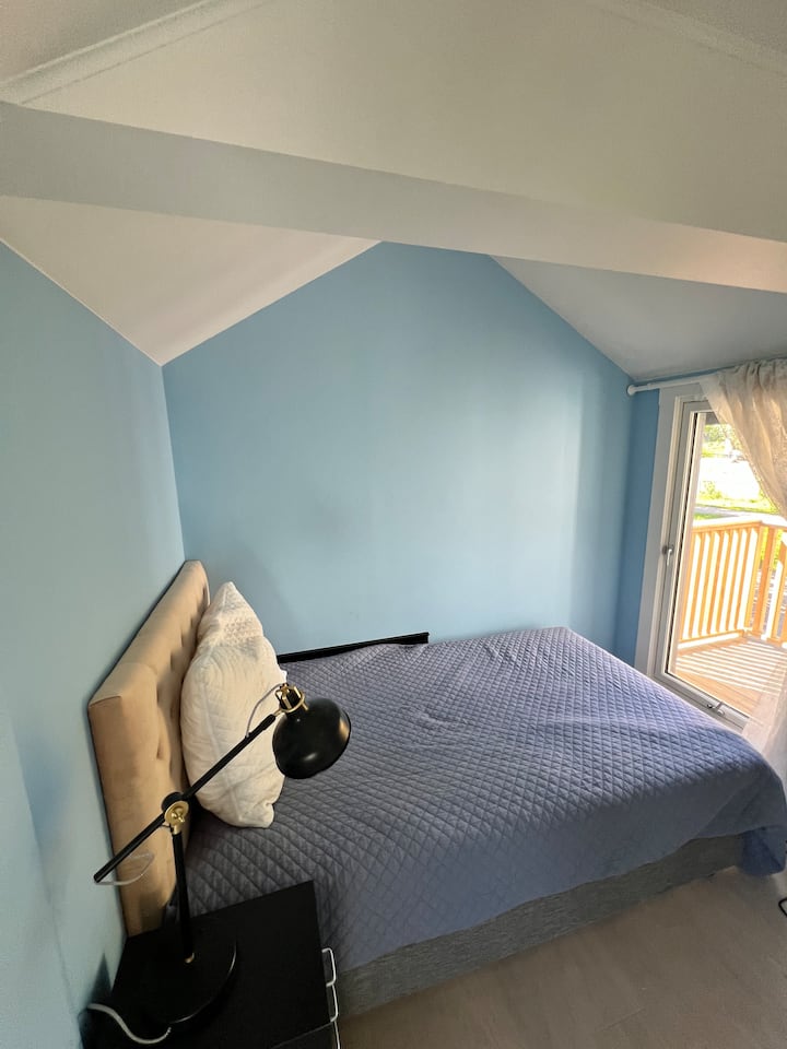 120 cm posteľ, vstup na malý balkón, písací stôl so stoličkou. Šatníková skriňa s možnosťou uloženia oblečenia.