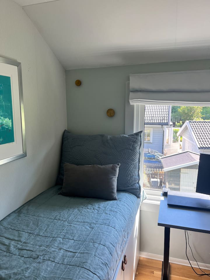 90 cm jednolôžko, pracovný priestor/kancelária s počítačovou obrazovkou.