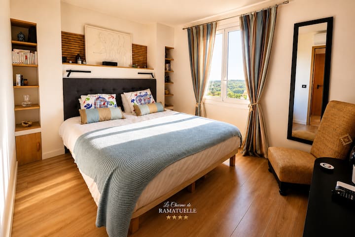 Chambre lumineuse et apaisante avec vue dégagée sur la nature et la mer
Un cocon élégant et confortable pour se réveiller en douceur