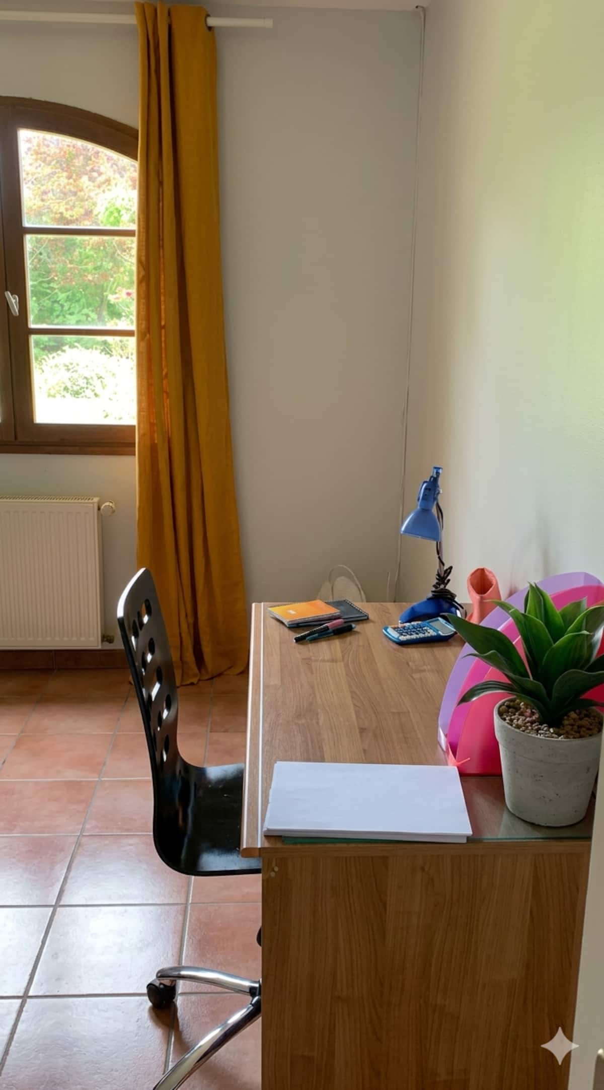 Bureau présent dans la chambre double où se trouve le canapé lit