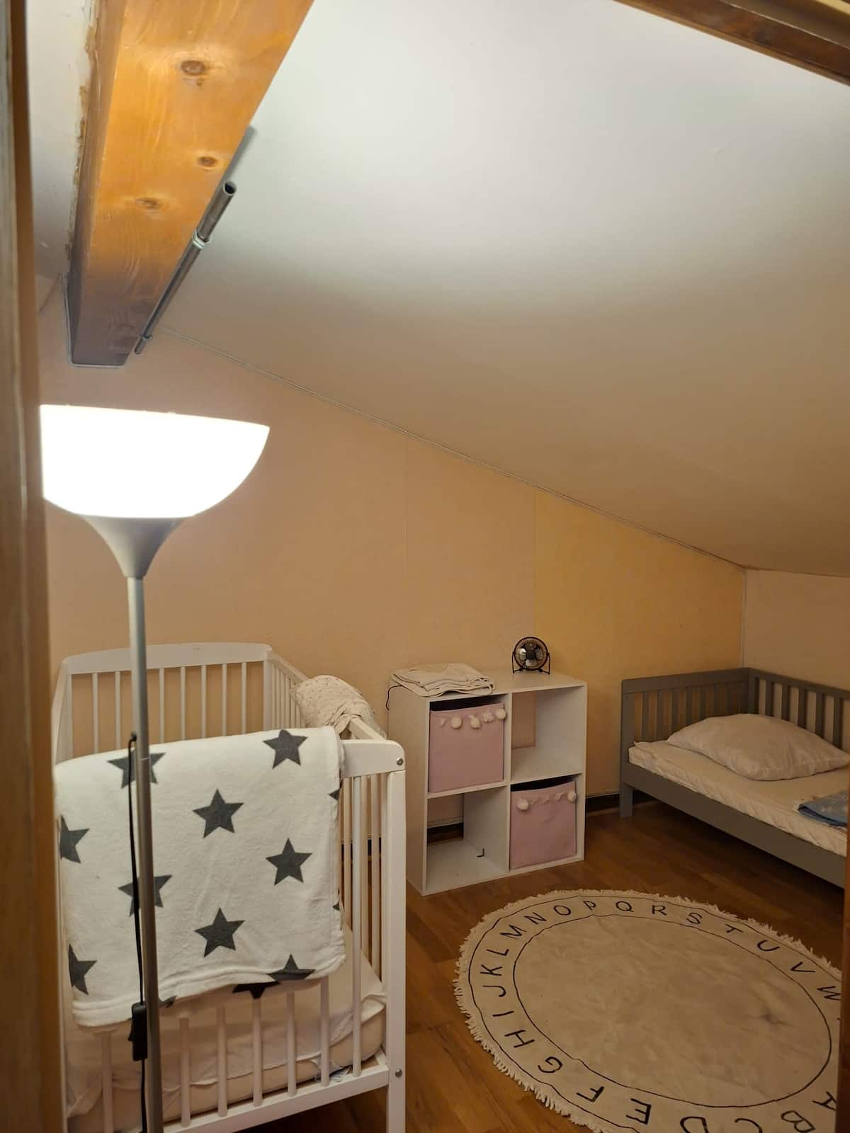 1 lit enfant de moins de 6 ans, ainsi qu'un lit à barreau