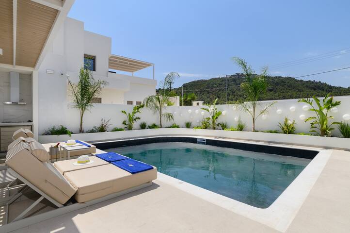 Mylos Luxury Escape Villa gallery image 4