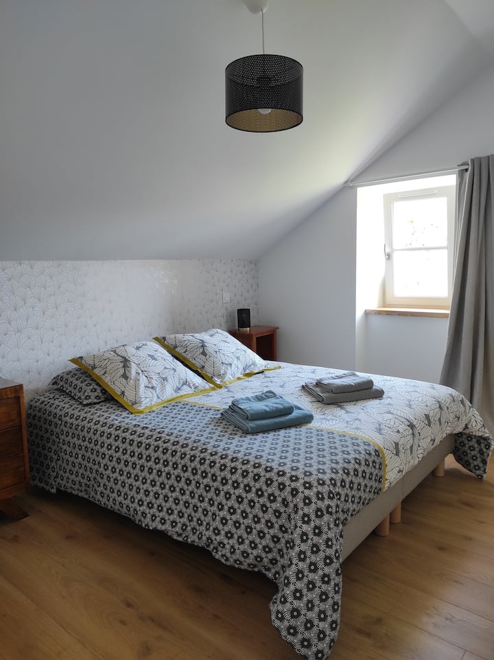 Ორი 80*200 საწოლი, რომლებიც შეიძლება გამოიყოს ორ ცალად. 