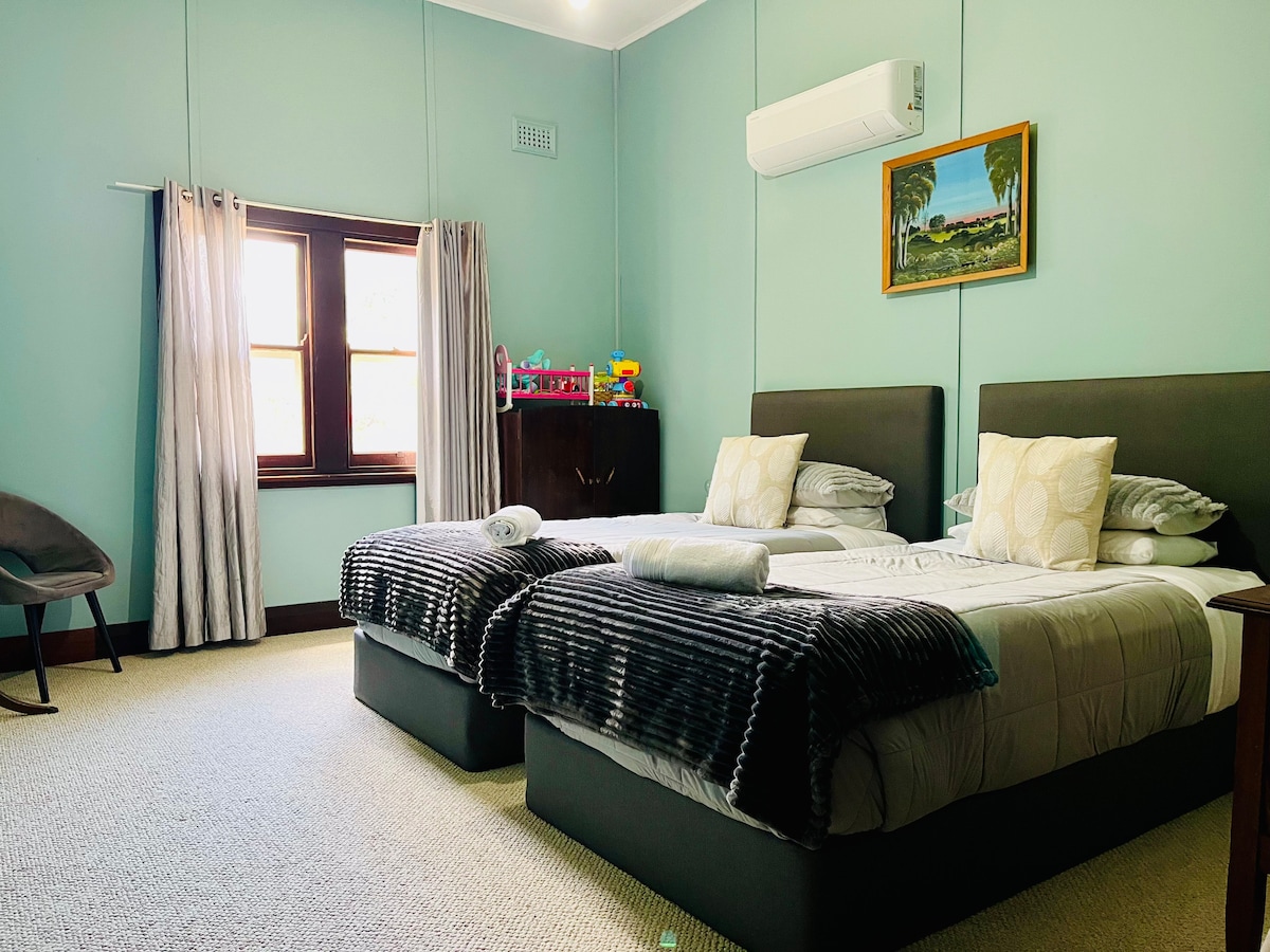 Spálňa 2 má 2 x manželské postele typu king s elektrickými prikrývkami. Ideálne pre dospievajúcich alebo dospelých na pohodlný nočný spánok. Nočné stolíky s úložným priestorom a lampami. Nabíjací zdroj sa ľahko nachádza na každej strane postele.