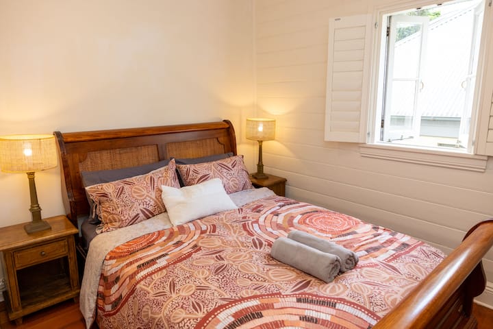 Средната спална соба има  клима уред и голем и многу удобен брачен кревет (широк 150-179 см).