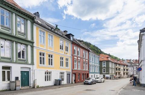 8 min walk to Bryggen. Close to free parking