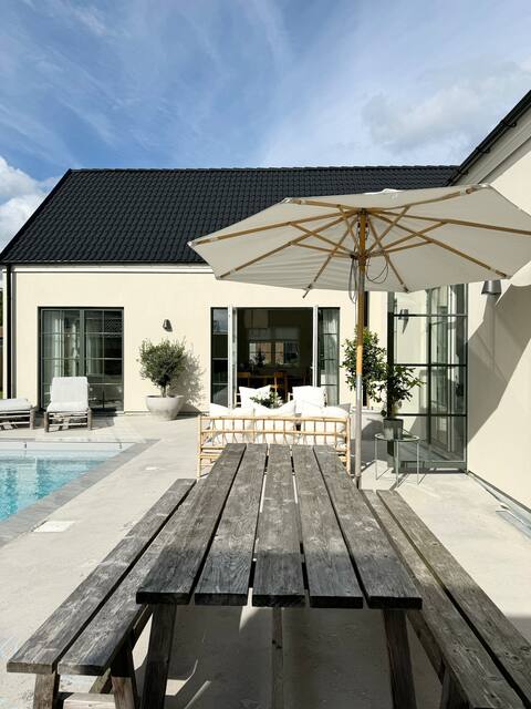 Skånelänga with pool near the sea