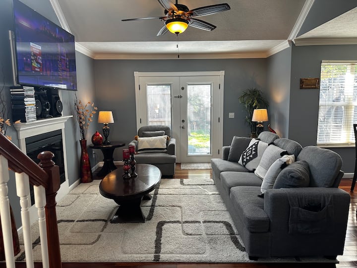 10 Min To Dollywood, Game Room, Fire Pit, Hut Tub - Sevierville, TN