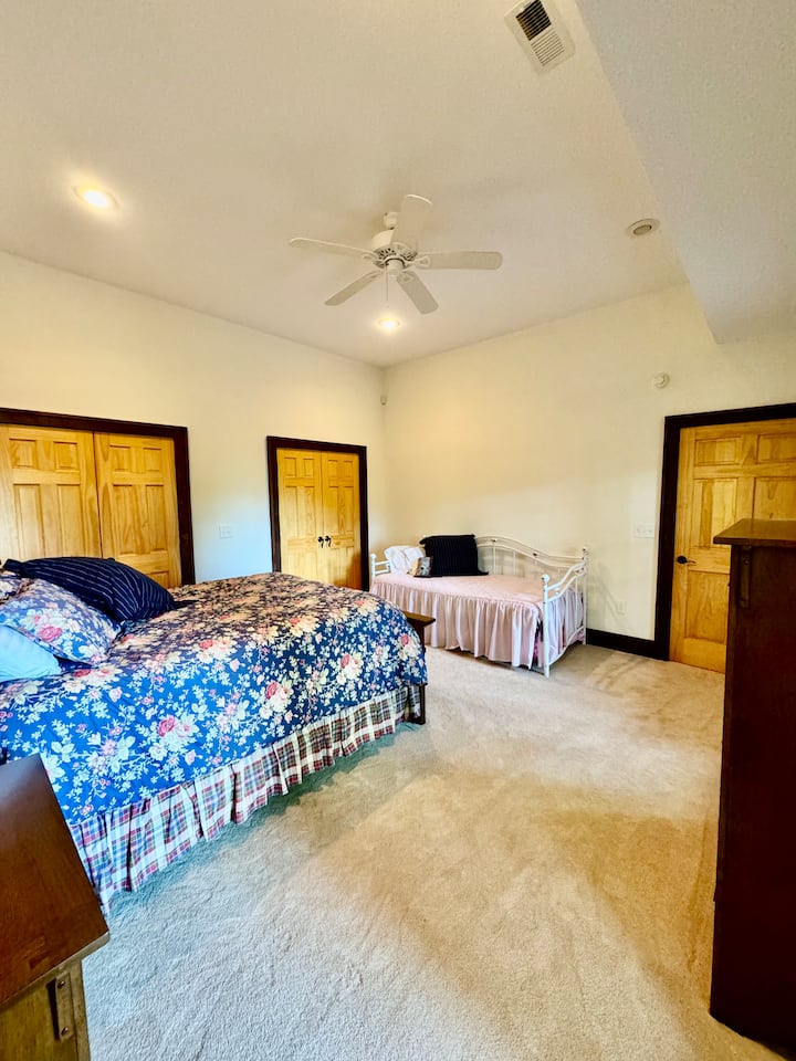 يتدحرج تراندل من تحت السرير النهاري. كلاهما بمقاس فردي. 