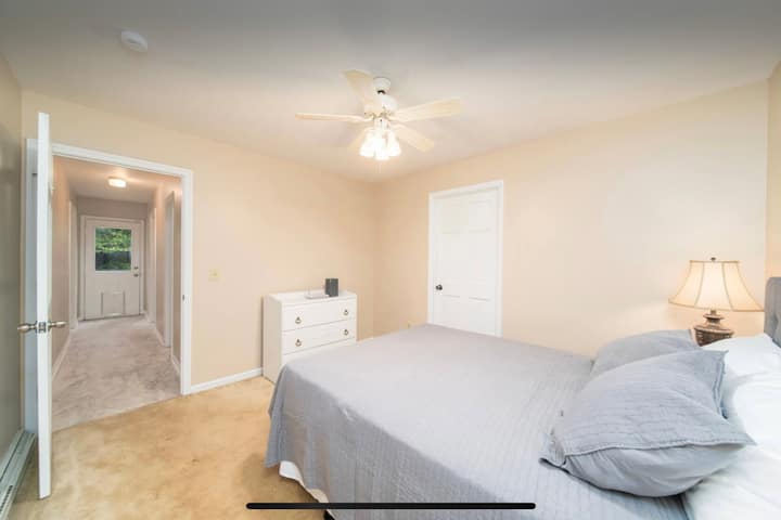 Na hlavnom poschodí s plne vybavenou kúpeľňou hneď vedľa, so sprchovacím kútom.