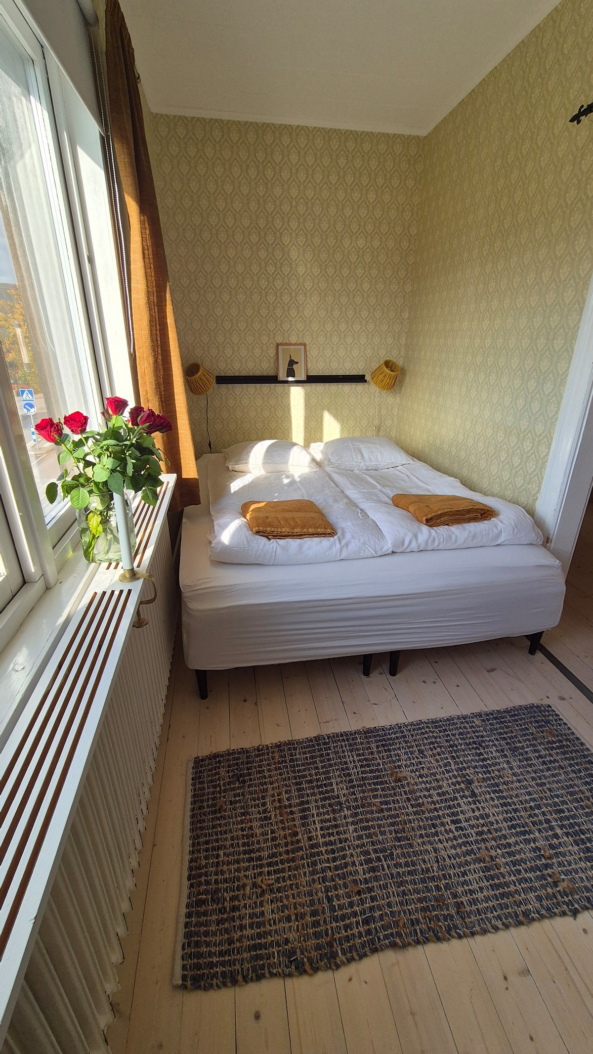 Queen 160 cm x 200 cm, linen bedding,  silk pillows and downfeel duvets. 