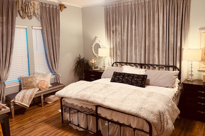 غرفة نوم رئيسية سرير بحجم كينج مع بياضات ووسائد عالية الجودة. 
فرش عالي الجودة مريح جدًا لجميع أنماط النوم. 
حمام رئيسي ملحق بغرفة النوم.