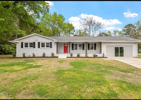 3BR/3BA - Fenced - Near I-95 & Outlets - Game Room