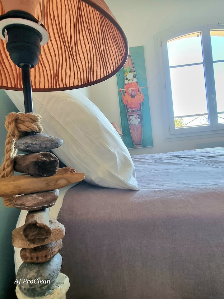 Spálňa vybavená pohodlnou posteľou (140 x 200 cm), úložnými priestormi na oblečenie a malým stolom ideálnym na prácu na diaľku.
