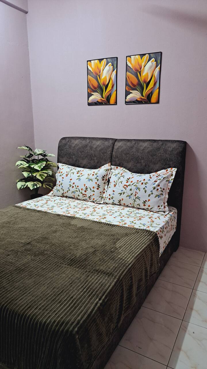 אין מאוורר תקרה עם מזגן בלבד. 
יש מראה וקולב. 