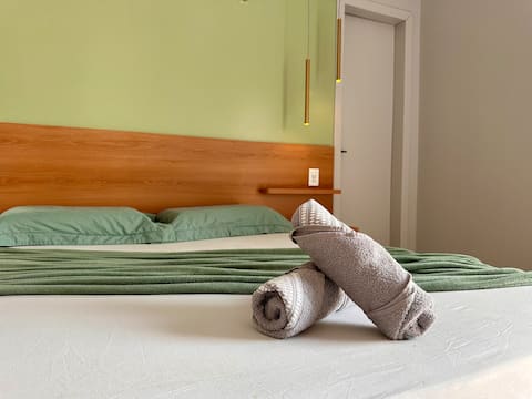 Suite w/ Balcony 5 min from Airport
